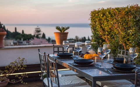 Attico Giafari 6: Mobilia, Tavolo, Sedia, Mare, Mobili Da Esterno, Cucina & Sala Da Pranzo Tavolo, Shade, Vaso Di Fiori, Tavolo Esterno, Oceano