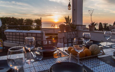 Attico Giafari 6: Crepuscolo, Balcone, Tavolo Esterno, Sera, Sedia, Mobili Da Esterno, Vaso Di Fiori, Tramonto, Ristorante, Cucina & Sala Da Pranzo Tavolo