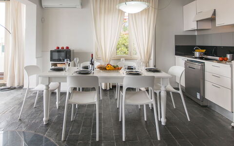 Attico Giafari 6: Mobilia, Interior Design, Pavimentazione, Sedia, Pavimento, Tavolo, Cucina & Sala Da Pranzo Tavolo, Illuminazione, Soffitto, Cucina