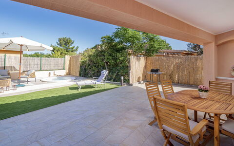 Villa Gea 8: Mobili Da Esterno, Shade, Giardino, Pavimento, Landscaping, Flagstone, Backyard, Calcestruzzo, Eco Hotel, Cortile