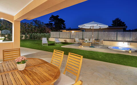 Villa Gea 8: Pavimentazione, Casa, Giardino, Shade, Mobili Da Esterno, Ricorrere, Piscina, Estate, Landscaping, Backyard