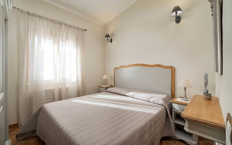 Villa Gea 8: Letto, Mobilia, Camera Da Letto, Parete, Lenzuolo, Interior Design, Bedding, Biancheria, Camera, Soffitto