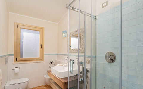 Villa Gea 8: Bagno, Idraulico Fixture, Pavimentazione, Interior Design, Parete, Pavimento, Lavandino Del Bagno, Rubinetto, Lavello, Idraulico