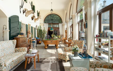 Villa Barchessa Panigai 8: Mobilia, Interior Design, Pavimentazione, Illuminazione, Soffitto, Soggiorno, Sedia, Pavimento, Tavolo, Divano