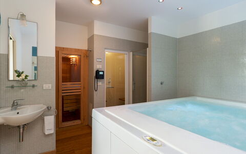 Villa Barchessa Panigai 8: Bagno, Idraulico Fixture, Interior Design, Pavimentazione, Pavimento, Vasca Da Bagno, Soffitto, Rubinetto, Idraulico, Camera