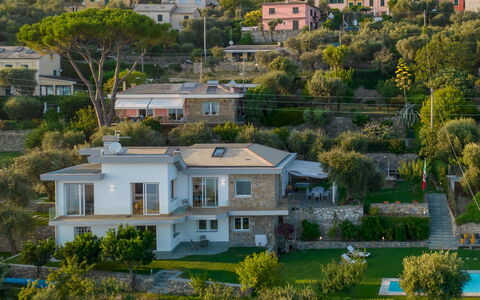 Villa Scirocco 10+2: Costruzione, Zona Residenziale, Casa, Casa, Tetto, Quartiere, Estate, Insediamento Umano, Area Rurale, Sobborgo