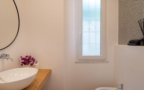 Villa Scirocco 10+2: Bagno, Interior Design, Idraulico Fixture, Parete, Pavimentazione, Lavandino Del Bagno, Specchio, Pavimento, Lavello, Rubinetto