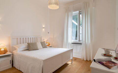 Villa Scirocco 10+2: Mobilia, Letto, Interior Design, Camera Da Letto, Parete, Bedding, Pavimentazione, Lenzuolo, Legna, Pavimento