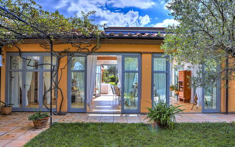 Villa le Cave 12: Porta, Casa, Facciata, Architettura, Estate, Vaso Di Fiori, Porta A Casa, Giardino, Shade, Eco Hotel