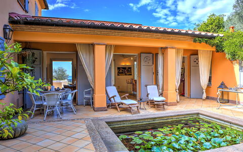 Villa le Cave 12: Piscina, Ricorrere, Mobilia, Vaso Di Fiori, Mobili Da Esterno, Zona Residenziale, Sedia, Eco Hotel, Casa, Estate
