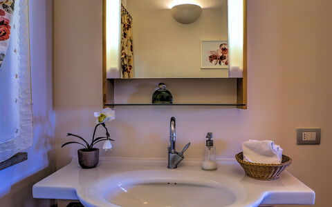 Villa le Cave 12: Lavandino Del Bagno, Specchio, Lavello, Idraulico Fixture, Interior Design, Bagno, Rubinetto, Idraulico, Illuminazione, Camera