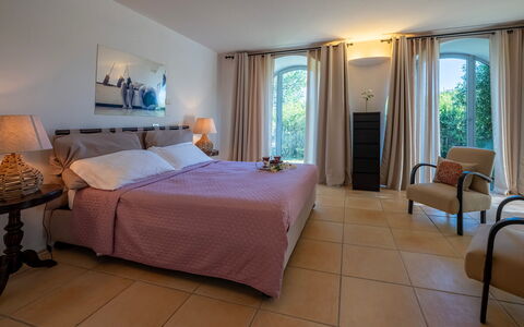 Villa le Cave 12: Mobilia, Interior Design, Letto, Camera Da Letto, Pavimentazione, Pavimento, Tessile, Illuminazione, Camera, Lenzuolo