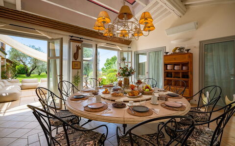 Villa le Cave 12: Mobilia, Sedia, Tavolo, Cucina & Sala Da Pranzo Tavolo, Interior Design, Sala Da Pranzo, Illuminazione, Soffitto, Color Legno, Ristorante