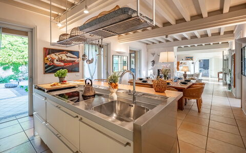 Villa le Cave 12: Interior Design, Cucina, Mobilia, Pavimentazione, Controsoffitto, Soffitto, Pavimento, Illuminazione, Sedia, Cabinetry