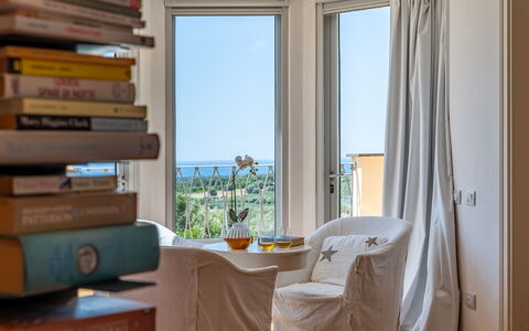 Villa le Cave 12: Mobilia, Interior Design, Camera, Pavimento, Illuminazione, Casa, Sedia, Mare, Finestra Trattamento, Appartamento