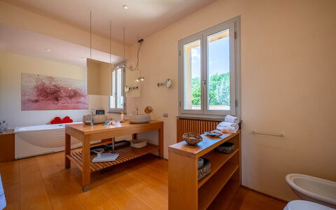 Villa le Cave 12: Pavimentazione, Pavimento, Interior Design, Parete, Idraulico Fixture, Legna, Bagno, Lavandino Del Bagno, Rubinetto, Lavello
