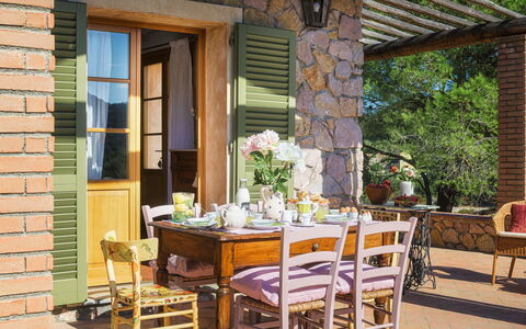 Villa Zaca 6: Mobilia, Tavolo, Sedia, Legna, Cucina & Sala Da Pranzo Tavolo, Mobili Da Esterno, Tavolo Esterno, Vaso Di Fiori, Sala Da Pranzo