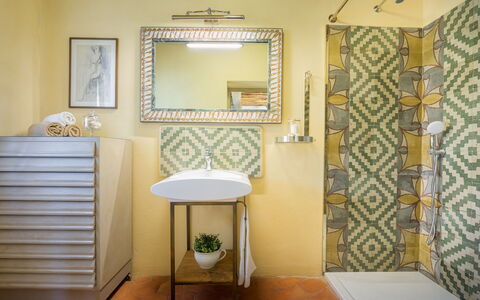 Villa Zaca 6: Parete, Interior Design, Pavimentazione, Giallo, Pavimento, Soffitto, Piastrella, Bagno, Idraulico Fixture, Camera
