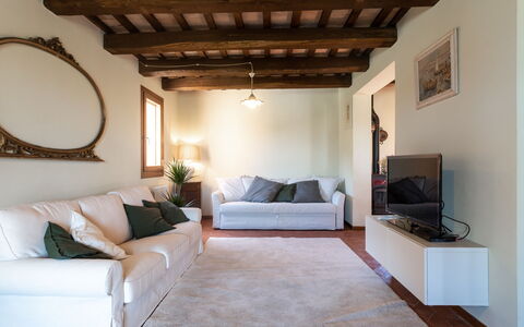 Casale Principessa 6+2: Mobilia, Interior Design, Divano, Pavimentazione, Parete, Pavimento, Camera, Legna, Soggiorno, Soffitto