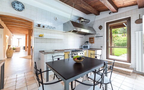 Villa Casanostra 12: Mobilia, Interior Design, Pavimentazione, Cucina, Legna, Controsoffitto, Pavimento, Soffitto, Casa, Camera