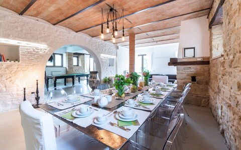 Villa Casanostra 12: Mobilia, Interior Design, Parete, Soffitto, Tavolo, Sedia, Pavimentazione, Sala Da Pranzo, Cucina & Sala Da Pranzo Tavolo, Illuminazione