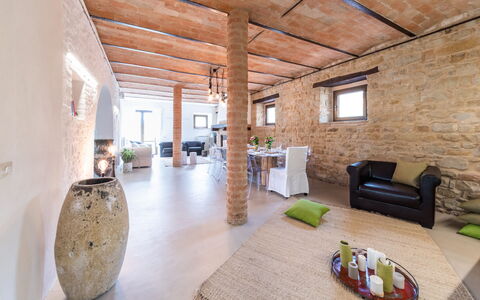 Villa Casanostra 12: Parete, Mobilia, Interior Design, Soffitto, Pavimentazione, Camera, Pavimento, Sedia, Soggiorno, Fascio