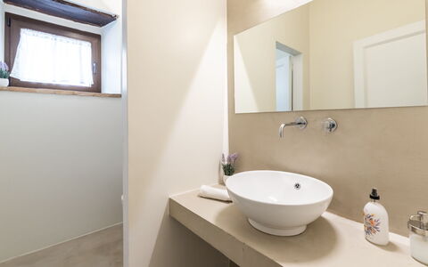 Villa Casanostra 12: Bagno, Interior Design, Idraulico Fixture, Pavimentazione, Parete, Lavandino Del Bagno, Pavimento, Specchio, Lavello, Rubinetto