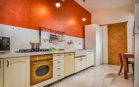 Villa Relax 12+2: Pavimentazione, Interior Design, Legna, Pavimento, Soffitto, Cucina, Controsoffitto, Illuminazione, Cabinetry, Camera