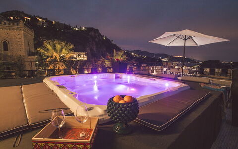 Torre Pirandello 6: Notte, Illuminazione, Ricorrere, Piscina, Hotel, Mezzanotte, Paesaggio Di Illuminazione, Resort Citta ', Eco Hotel, Boutique Hotel