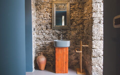 Torre Pirandello 6: Parete, Idraulico Fixture, Muro ​​Di Pietra, Rubinetto, Idraulico, Bagno, Brick, Color Legno, Materiali Naturali, Latifoglie
