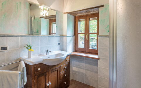 Casa Largnano 6+2: Interior Design, Idraulico Fixture, Pavimentazione, Lavandino Del Bagno, Legna, Bagno, Rubinetto, Pavimento, Lavello, Mobiletto Del Bagno
