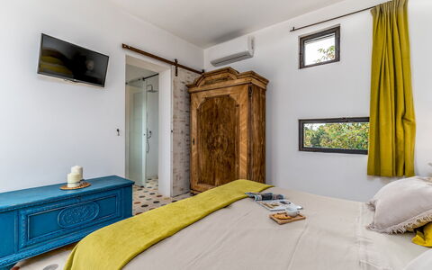 Trullo Santa Pazienza 6+3: Interior Design, Camera Da Letto, Mobilia, Letto, Pavimentazione, Pavimento, Bedding, Lenzuolo, Casa, Camera