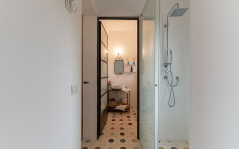 Trullo Santa Pazienza 6+3: Pavimentazione, Parete, Interior Design, Pavimento, Bagno, Idraulico Fixture, Soffitto, Camera, Illuminazione, Idraulico