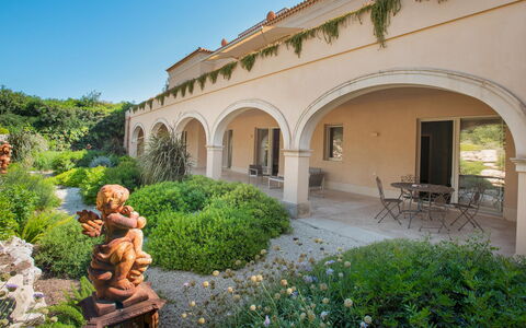 Villa Passo degli Aironi 12: Arbusto, Architettura, Comunita 'Impianto, Casa, Giardino, Estate, Groundcover, Hacienda, Landscaping