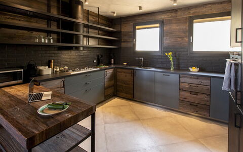 Villa Passo degli Aironi 12: Cucina, Mobilia, Controsoffitto, Pavimentazione, Interior Design, Legna, Cabinetry, Elettrodomestico Da Cucina, Soffitto, Pavimento