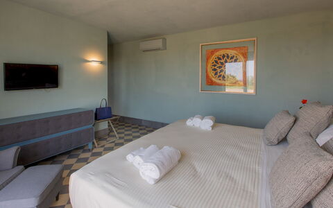 Villa Passo degli Aironi 12: Pavimento, Pavimentazione, Mobilia, Camera Da Letto, Piscina, Hotel, Sedia, Ricorrere, Letto, Bedding