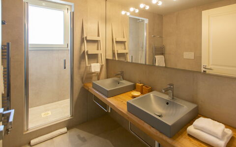 Villa Passo degli Aironi 12: Lavandino Del Bagno, Idraulico Fixture, Pavimentazione, Interior Design, Parete, Lavello, Bagno, Legna, Pavimento, Rubinetto