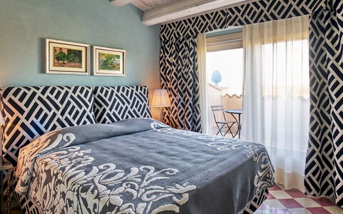 Villa Majoli 9: Mobilia, Blu, Interior Design, Letto, Camera Da Letto, Pavimento, Pavimentazione, Parete, Bedding, Lenzuolo