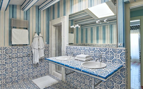 Villa Majoli 9: Blu, Interior Design, Pavimentazione, Pavimento, Piastrella, Idraulico Fixture, Bagno, Soffitto, Camera, Rubinetto
