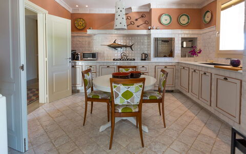 Villa Majoli 9: Mobilia, Interior Design, Pavimentazione, Cucina, Pavimento, Controsoffitto, Cabinetry, Legna, Sedia, Lampada