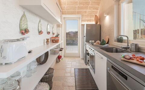Villa Gialonia 8+2: Parete, Interior Design, Controsoffitto, Cucina, Pavimentazione, Casa, Pavimento, Mobilia, Soffitto, Apparecchio Major