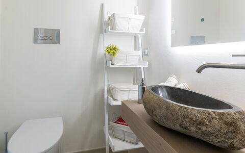 Villa Gialonia 8+2: Bagno, Idraulico Fixture, Interior Design, Pavimentazione, Specchio, Rubinetto, Pavimento, Idraulico, Lavello, Illuminazione