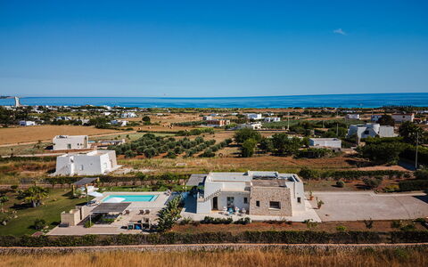 Villa Gialonia 8+2: Blu, Estate, Piscina, Landscaping, Villa, Ricorrere