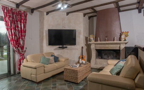 Villa Alessia 6: Mobilia, Interior Design, Pavimentazione, Pavimento, Camera, Divano, Soggiorno, Illuminazione, Sedia, Tavolo