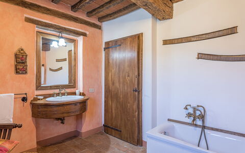 Podere le Corone 14: Idraulico Fixture, Idraulico, Latifoglie, Rubinetto, Color Legno, Plank, Hotel, Bagno