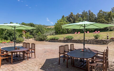 Podere le Corone 14: Mobilia, Mobili Da Esterno, Tavolo, Tavolo Esterno, Sedia, Giardino, Cucina & Sala Da Pranzo Tavolo, Ombrello, Shade, Landscaping