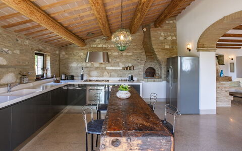 Casa Melograno 11+2: Mobilia, Interior Design, Pavimentazione, Parete, Legna, Soffitto, Cucina, Pavimento, Casa, Lampada