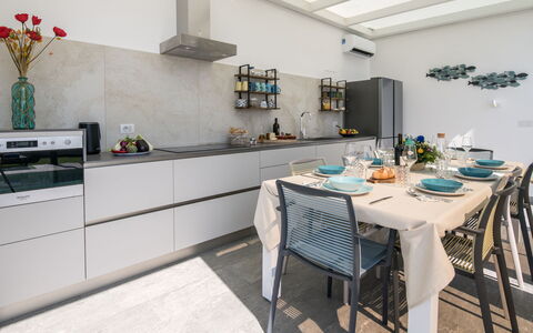 Villa Sabbie Rosse 6: Cucina, Controsoffitto, Mobilia, Interior Design, Elettrodomestico Da Cucina, Pavimentazione, Apparecchio Major, Cabinetry, Casa, Pavimento