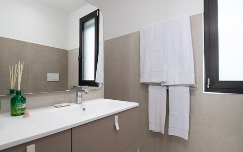 Villa Sabbie Rosse 6: Parete, Interior Design, Pavimentazione, Idraulico Fixture, Lavandino Del Bagno, Mobiletto Del Bagno, Pavimento, Lavello, Bagno, Specchio
