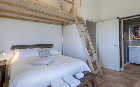 Casa Pilar 4+1: Mobilia, Camera Da Letto, Letto, Legna, Lenzuolo, Interior Design, Bedding, Pavimento, Biancheria, Pavimentazione